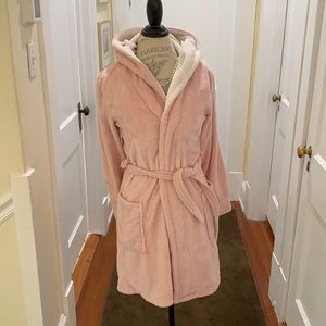 Adorable COMFY fuzzy pink robe!!